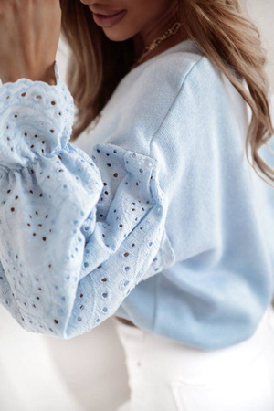 Błękitny sweter damski z koronkowym rękawem BOHO STYLE