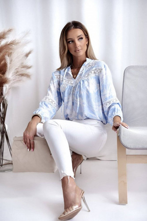 Błękitno-biała bluzka damska w kwiatowy wzór z koronką BOHO ANTIC