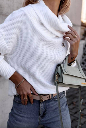 Biały sweter damski z golfem LAMOUR