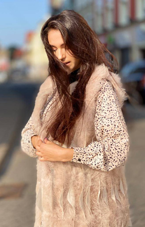 Długa, beżowa naturalna kamizelka AFTER SUNSET, zapinana z pikowana podszewką