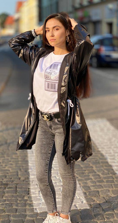 Długa, czarna kurtka parka EGY, zdobiona białym wykończeniem, zapinana na zamek z kapturem, wiązana w pasie.