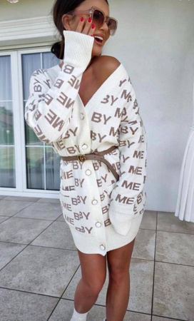 Biało-beżowy sweter damski zapinany na guziki z napisami FASHION BY ME