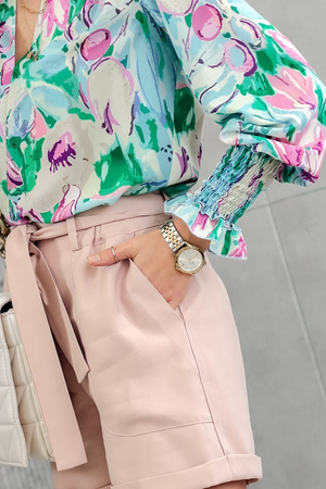 Kolorowa bluzka damska w kwiecisty print z falbaną i ściągaczem przy rękawie ANA.