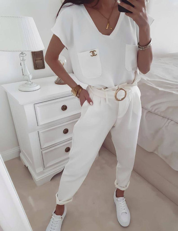 Biała bluzka damska z krótkim rękawem, kieszeniami i ozdobną przypinką CHANI