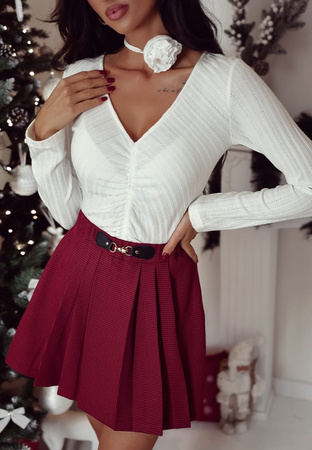 Biała dopasowana bluzka damska z ozdobna różą ROSESS