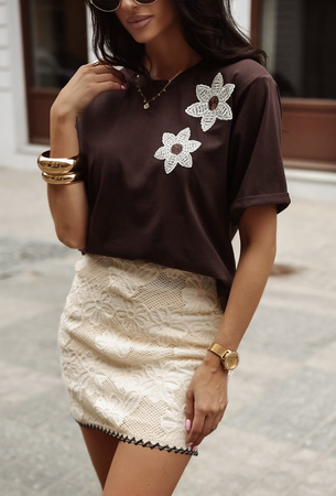 Brązowy bawełniany T-shirt damski z ozdobnym kwiatem FLOWERS