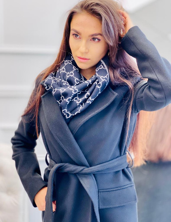 Długi, elegancki czarny płaszcz PRESTIGE la Femme, wiązany w pasie.