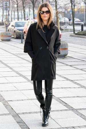 Czarny oversiezowy płaszcz damski ze ściągaczem przy rękawach i kołnierzem BELLA DAME