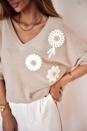 Beżowy sweter damskie ozdobnym kwiatkiem SILVIA