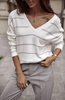 Biały sweter damski o luźnym kroju w szare paski NICOLE