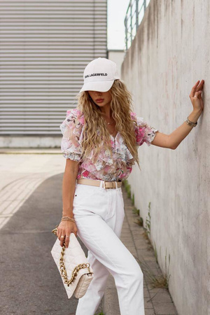 Różowa bluzka damska z krótkim rękawem w kwiaty z ozdobną falbaną i wiązaniem na plecach MEMBER