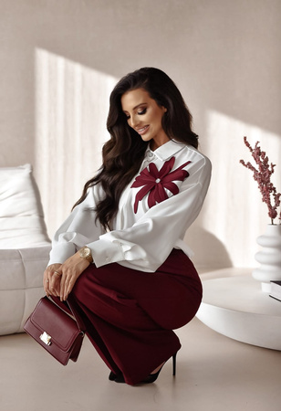 Biała klasyczna koszula damska z ozdobnym kwiatem INES