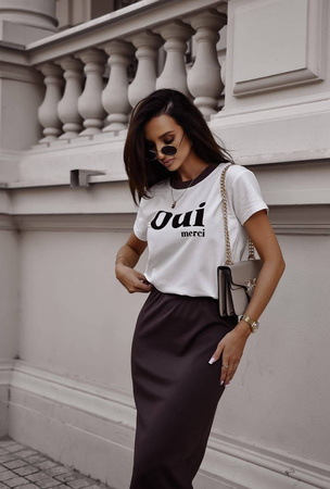 Biały T-shirt damski z krótkim rękawem z brązowa lamowką QUI MERCI