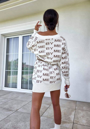 Biało-beżowy sweter damski zapinany na guziki z napisami FASHION BY ME