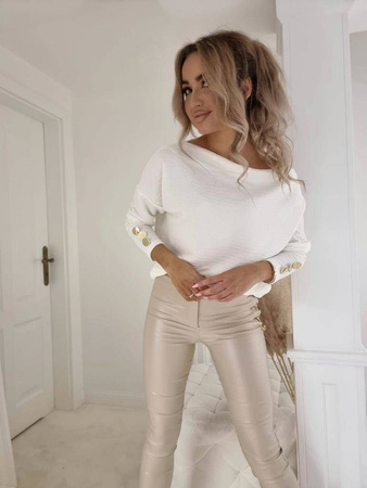 Biały sweter damski o luźnym kroju z guzikami przy rękawach BY ME ELEGANCE