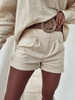 Beżowe, krótkie spodenki damskie z wysokim stanem VANESSA