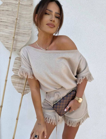 Beżowy sweterkowy komplet damski szorty i bluzka z frędzlami ALDO