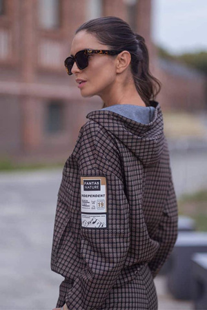 Czarno-beżowy komplet dresowy damski w drobną kratę z aplikacją na rękawie JOLMAR.