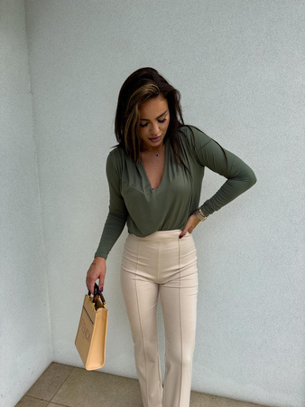 Oliwkowa dopasowana bluzka damska z długim rękawem i dekoltem SPICE