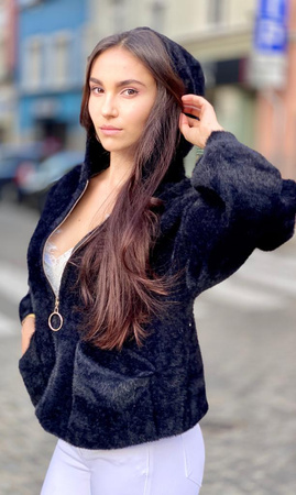 Czarna kurtka ALPAKA YOHANIX, zapinana na zamek z kapturem.