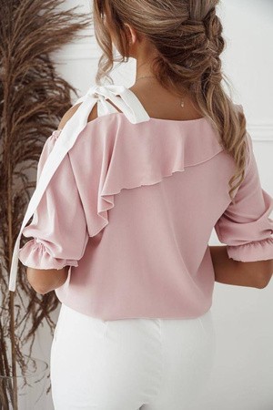 Różowa bluzka z rękawem 3/4 damska z falbaną na dekolcie i kokardą na ramieniu MIA