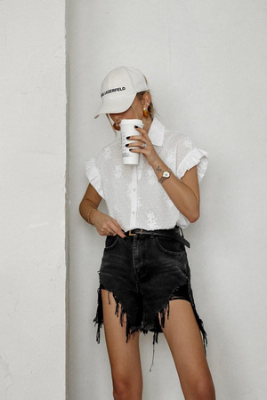 Biała haftowana koszula damska z krótkim rękawem SIMPLY