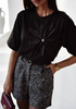 Czarny T-shirt damski z ozdobnym kwiatem ELIXA