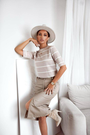 Beżowa sweterkowa bluzka damska z krótkim rękawem i w białe paski SAM