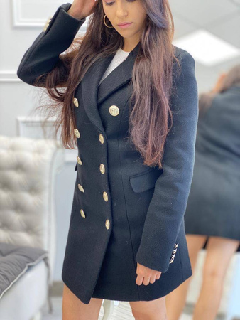 Krótki, elegancki czarny dwurzędowy płaszcz PRESTIGE la Femme, zapinany na złote guziki.