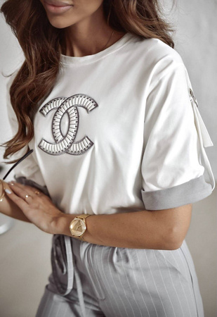 Biały T-shirt damski z ozdobnym nadrukiem COCO
