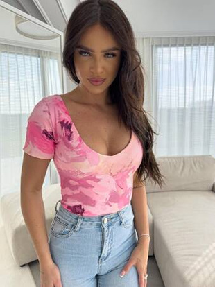 Kolorowa dopasowana  bluzka damska z krótkim rękawem i dekoltem UNIQUE PINK