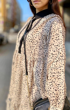 Krutka, beżowa sukienka w czarne centki , AFTER SUMMER , z długim rękawem i czarnym wykończeniem kołnierzyka