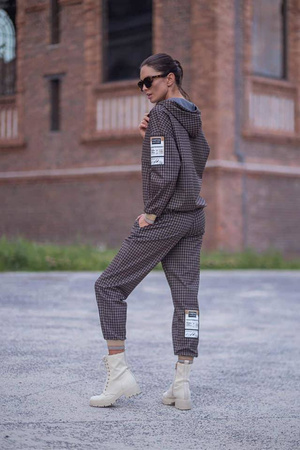 Czarno-beżowy komplet dresowy damski w drobną kratę z aplikacją na rękawie JOLMAR.