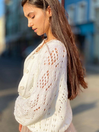 Biały, ażurowy, sweter WHITE la FEMME PREMIUM, zapinany na guziki.