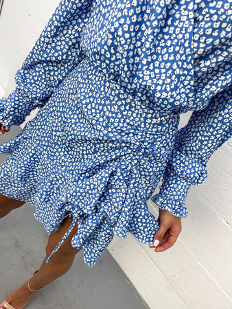 Niebiesko-biała sukienka damska z falbaną w dolnej części i dekoltem V BLUE MEADOW