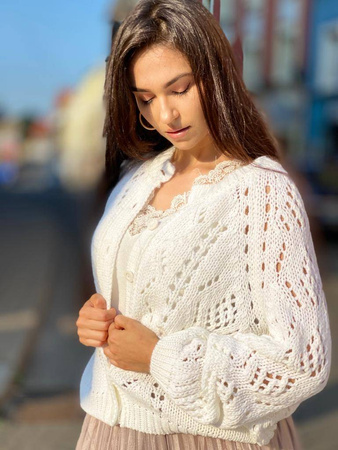 Biały, ażurowy, sweter WHITE la FEMME PREMIUM, zapinany na guziki.