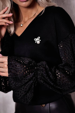 Czarny sweter damski z koronkowym rekawem XANA BLACK.
