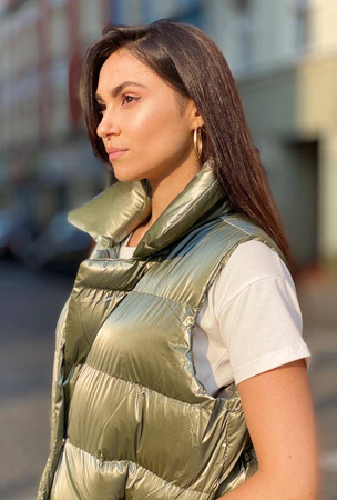 Długa, zielona metaliczna kamizelka SUN, zapinana na zamek z wysokim kołnierzem