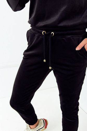 Czarny welurowy komplet dresowy damski ze złotym logo VELSATINO