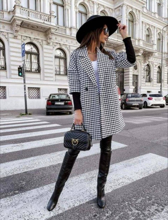 Biało-czarny oversiezowy płaszcz damski w pepitkę ze ściągaczem przy rękawach i kołnierzem RAMONA