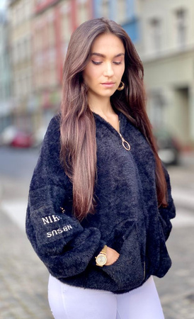 Czarna kurtka ALPAKA YOHANIX, zapinana na zamek z kapturem.