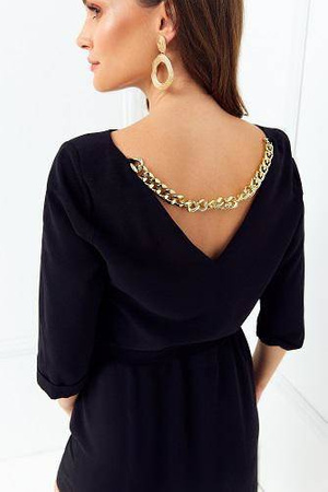 Czarna klasyczna sukienka damska z ozdobnym złotym łańcuszkiem na plecach i wiązaniem w pasie STAY CLASSY