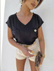 Czarna bluzka damska z krótkim rękawem, kieszeniami i ozdobną przypinką BLACK ROSE
