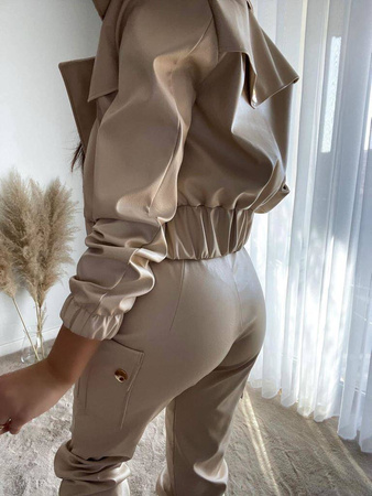Beżowy komplet damski z imitacji skóry z ramoneską i spodniami typu paperbag ROCK ELEGANCE