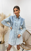 Dżinsowa sukienka damska z falbanką przy ramionach i ściągaczem w talii JEANS LOVE
