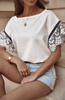 Biały T-shirt damski z ozdobnym rękawem BOHO STYLE