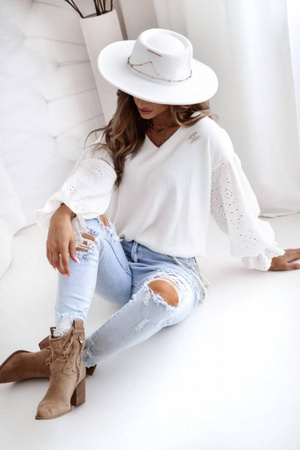 Biały sweter damski z koronkowym rękawem BOHO STYLE