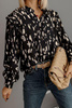 Czarna koszula damska w beżowy print z marszczonym kołnierzykiem BEAUTY ADA.