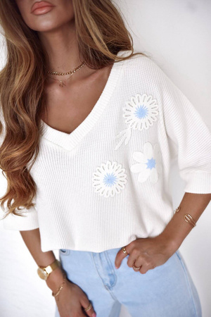 Biały sweter damskie ozdobnym kwiatkiem SILVIA