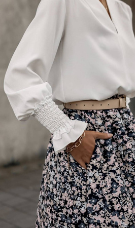 Biała bluzka damska z falbaną i ściągaczem przy rękawie ANA.